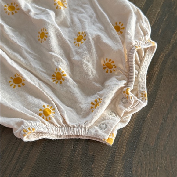Old Navy Sunshine Ruffle-Sleeve Jersey-Knit
Romper | 0-3 Months - Picture 3 of 6